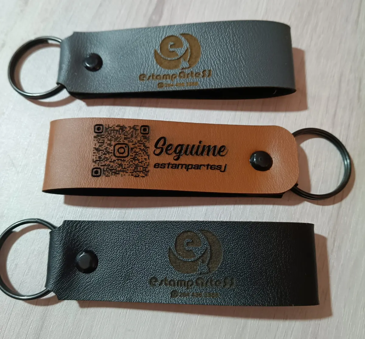 Llaveros de cuero grabados con láser con el logo de Estampartesj