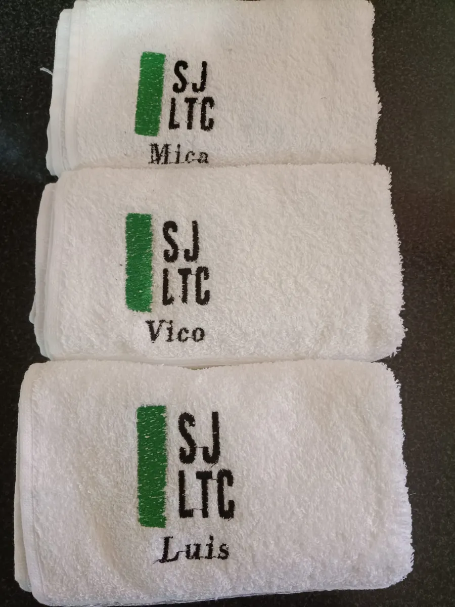 Toallas bordadas con logo y nombres